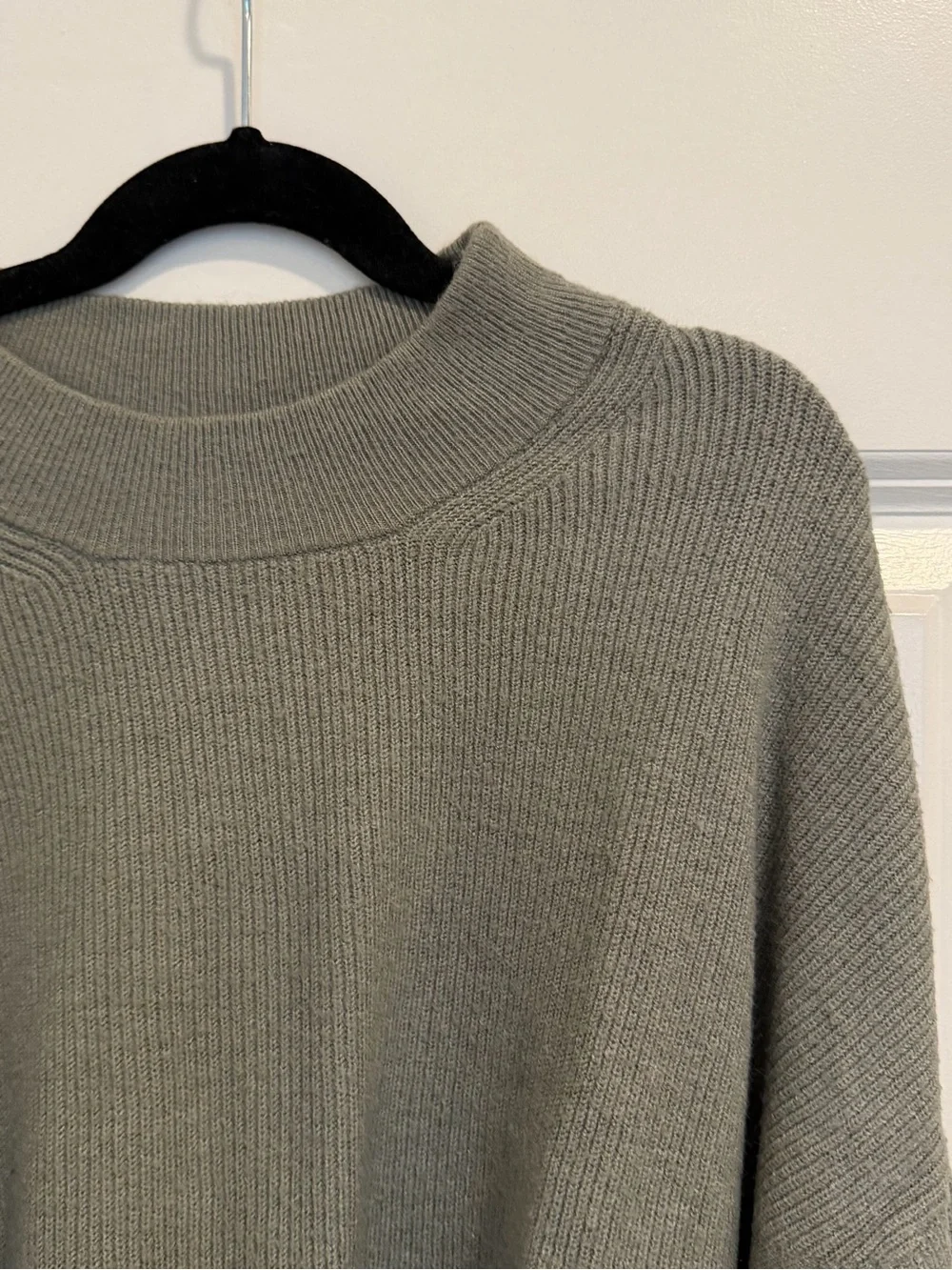 SIZE M | Olive Green Knit Sweater - Picture 3 of 3